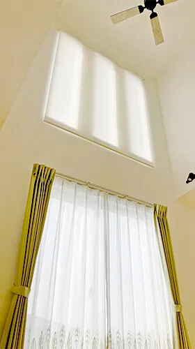 ロールスクリーンとドレープを合わせた施工例
